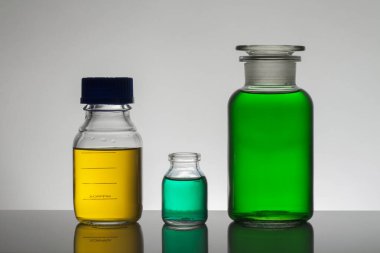 Laboratuvar şişelerinde sıvı. Bilimsel biyokimya laboratuvarı. Renkli sıvı.