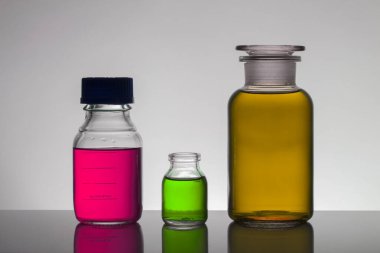 Laboratuvar şişelerinde sıvı. Bilimsel biyokimya laboratuvarı. Renkli sıvı.