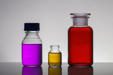 Laboratuvar şişelerinde sıvı. Bilimsel biyokimya laboratuvarı. Renkli sıvı.