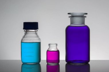 Laboratuvar şişelerinde sıvı. Bilimsel biyokimya laboratuvarı. Renkli sıvı.