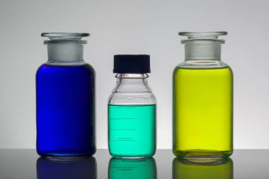 Laboratuvar şişelerinde sıvı. Bilimsel biyokimya laboratuvarı. Renkli sıvı.