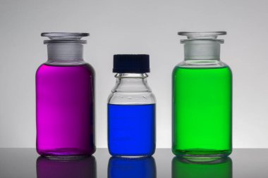 Laboratuvar şişelerinde sıvı. Bilimsel biyokimya laboratuvarı. Renkli sıvı.