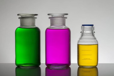 Laboratuvar şişelerinde sıvı. Bilimsel biyokimya laboratuvarı. Renkli sıvı.