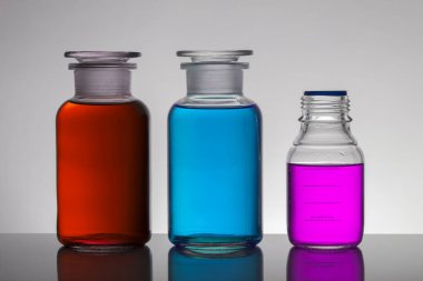 Laboratuvar şişelerinde sıvı. Bilimsel biyokimya laboratuvarı. Renkli sıvı.