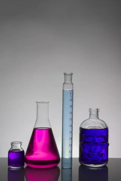 Tekutina v laboratorních lahvích. Biochemická laboratoř. Barevná kapalina. — Stock fotografie