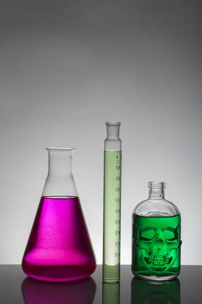 Liquido in bottiglie da laboratorio. Laboratorio biochimico scientifico. Liquido colorato . — Foto Stock