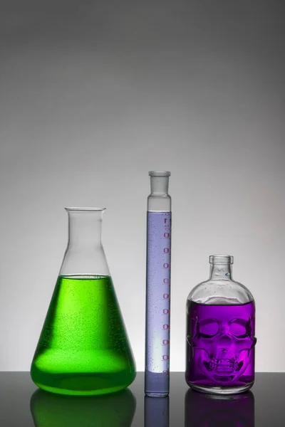 Liquido in bottiglie da laboratorio. Laboratorio biochimico scientifico. Liquido colorato . — Foto Stock