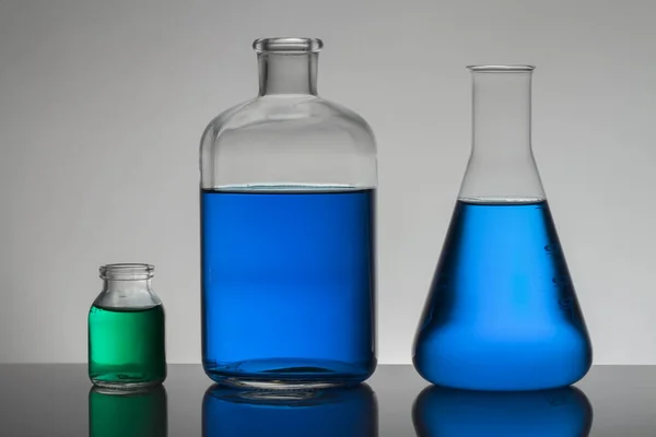 Liquid in laboratory bottles. Scientific biochemical laboratory. Colorful liquid. — Stock Photo, Image