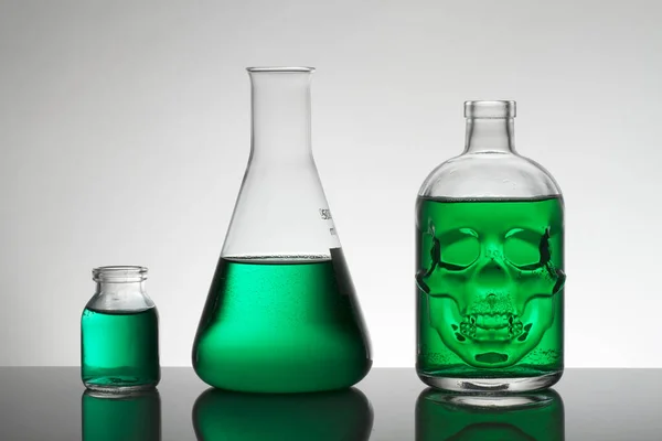 प्रयोगशाला की बोतलों में तरल। वैज्ञानिक जैव रासायनिक प्रयोगशाला। रंगीन तरल . — स्टॉक फ़ोटो, इमेज