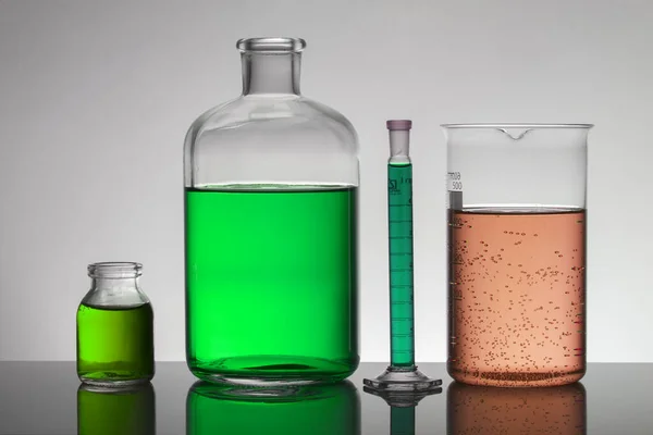 Płyn w butelkach laboratoryjnych. Laboratorium biochemiczne. Kolorowy płyn. — Zdjęcie stockowe