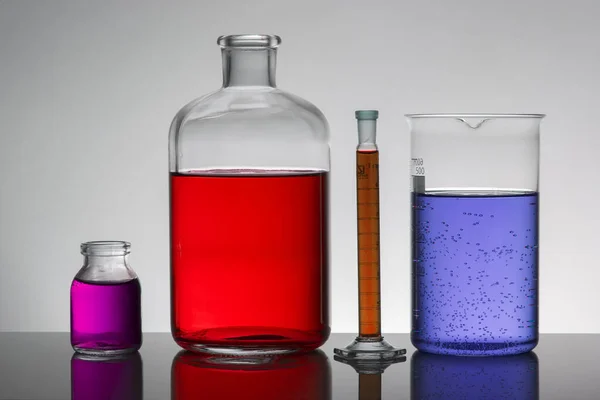 Liquid in laboratory bottles. Scientific biochemical laboratory. Colorful liquid. — Stock Photo, Image