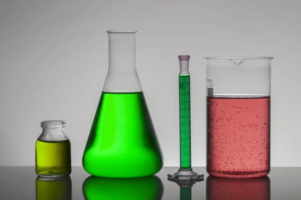 Płyn w butelkach laboratoryjnych. Laboratorium biochemiczne. Kolorowy płyn. — Zdjęcie stockowe