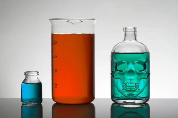 Liquido in bottiglie da laboratorio. Laboratorio biochimico scientifico. Liquido colorato . — Foto Stock