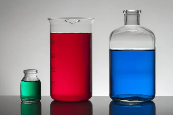 Liquide dans des bouteilles de laboratoire. Laboratoire biochimique scientifique. Liquide coloré . — Photo