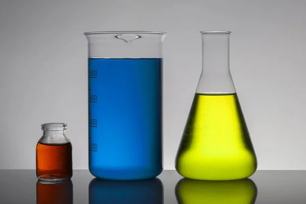 Liquid in laboratory bottles. Scientific biochemical laboratory. Colorful liquid. — Stock Photo, Image