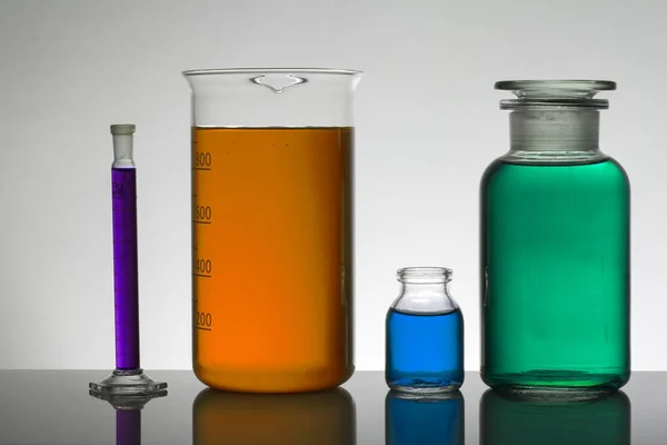 Líquido em garrafas de laboratório. Laboratório científico bioquímico. Líquido colorido . — Fotografia de Stock