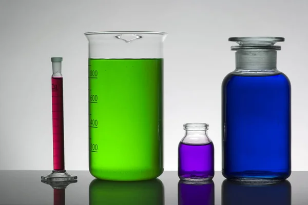 实验室瓶子里的液体。 科学生化实验室。 五颜六色的液体. — 图库照片