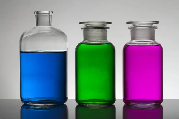 Liquido in bottiglie da laboratorio. Laboratorio biochimico scientifico. Liquido colorato . — Foto Stock