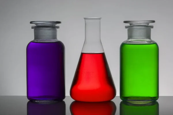 Liquide dans des bouteilles de laboratoire. Laboratoire biochimique scientifique. Liquide coloré . — Photo