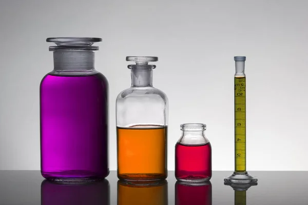 Liquid in laboratory bottles. Scientific biochemical laboratory. Colorful liquid. — Stock Photo, Image