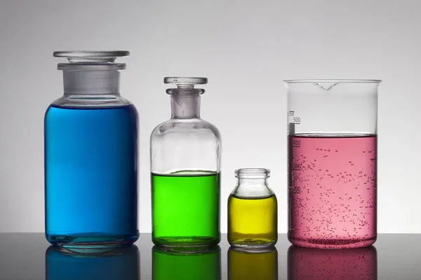 Жидкость в лабораторных бутылках. Научная биохимическая лаборатория. Красочная жидкость . — стоковое фото