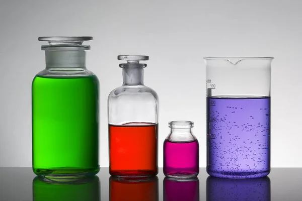 Laboratuvar şişelerinde sıvı. Bilimsel biyokimya laboratuvarı. Renkli sıvı. — Stok fotoğraf
