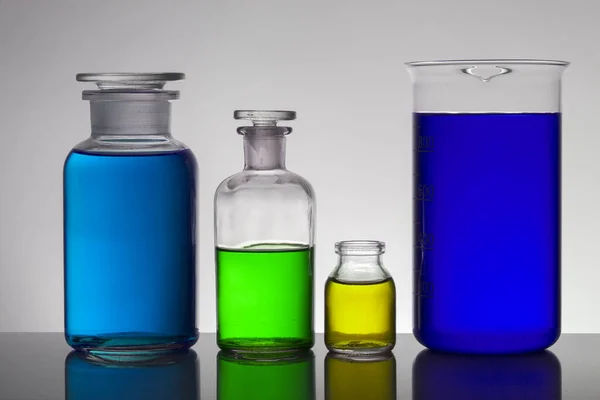 Liquid in laboratory bottles. Scientific biochemical laboratory. Colorful liquid. — Stock Photo, Image
