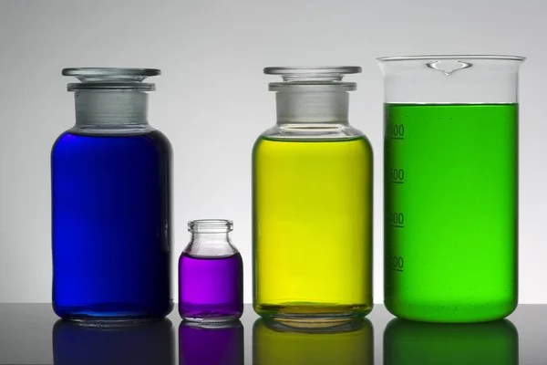 Liquide dans des bouteilles de laboratoire. Laboratoire biochimique scientifique. Liquide coloré . — Photo