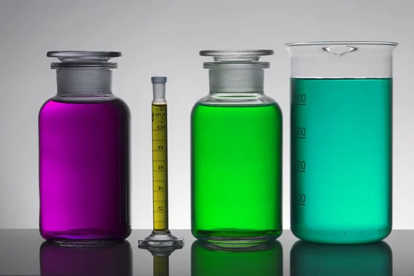 Liquid in laboratory bottles. Scientific biochemical laboratory. Colorful liquid. — Stock Photo, Image