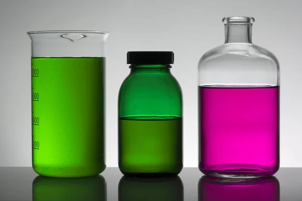 Liquido in bottiglie da laboratorio. Laboratorio biochimico scientifico. Liquido colorato . — Foto Stock