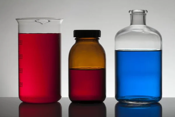 Liquid in laboratory bottles. Scientific biochemical laboratory. Colorful liquid. — Stock Photo, Image