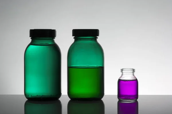 Liquid in laboratory bottles. Scientific biochemical laboratory. Colorful liquid. — Stock Photo, Image