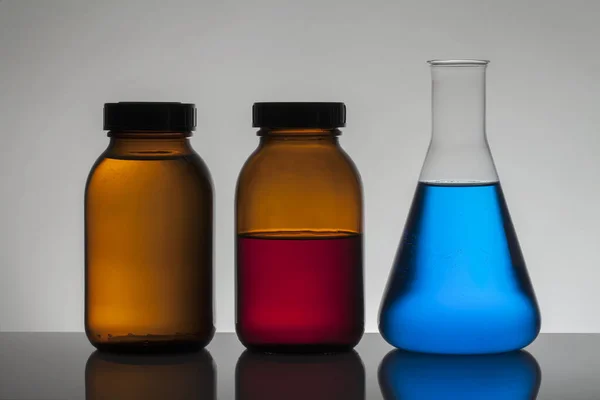 Liquid in laboratory bottles. Scientific biochemical laboratory. Colorful liquid. — Stock Photo, Image