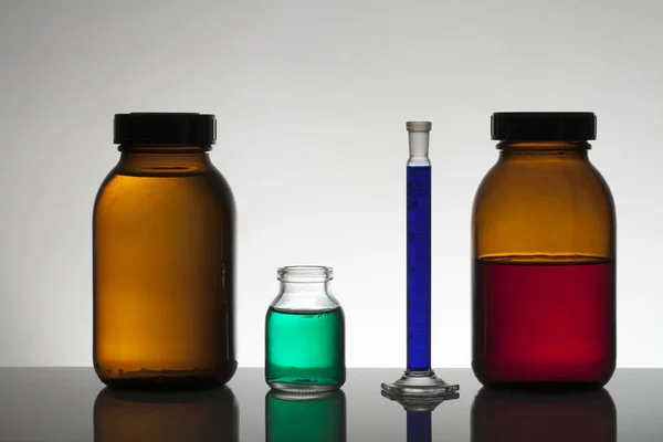 Liquide dans des bouteilles de laboratoire. Laboratoire biochimique scientifique. Liquide coloré . — Photo