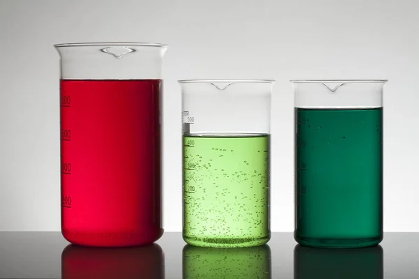 Liquide dans des bouteilles de laboratoire. Laboratoire biochimique scientifique. Liquide coloré . — Photo