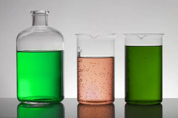 Liquide dans des bouteilles de laboratoire. Laboratoire biochimique scientifique. Liquide coloré . — Photo