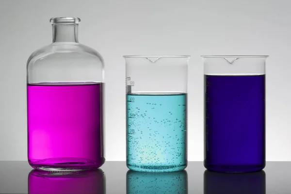 Liquid in laboratory bottles. Scientific biochemical laboratory. Colorful liquid. — Stock Photo, Image