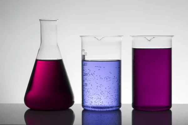 Líquido en botellas de laboratorio. Laboratorio científico bioquímico. Colorido líquido . — Foto de Stock