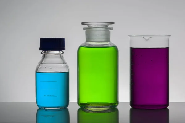 Líquido em garrafas de laboratório. Laboratório científico bioquímico. Líquido colorido . — Fotografia de Stock