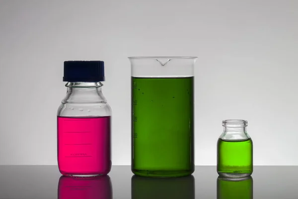 Liquide dans des bouteilles de laboratoire. Laboratoire biochimique scientifique. Liquide coloré . — Photo