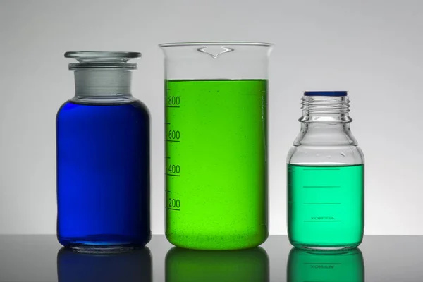 Liquide dans des bouteilles de laboratoire. Laboratoire biochimique scientifique. Liquide coloré . — Photo