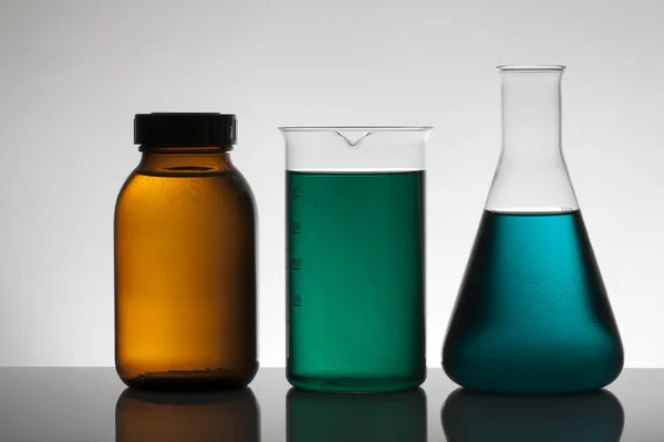 Liquid in laboratory bottles. Scientific biochemical laboratory. Colorful liquid. — Stock Photo, Image