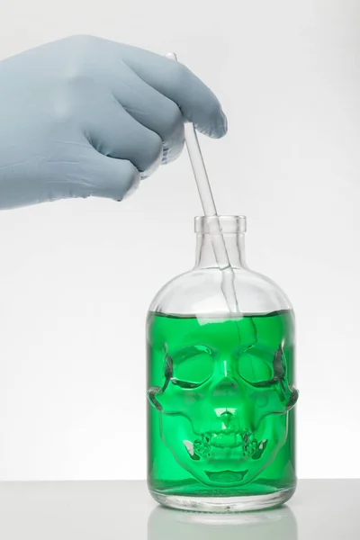Ruka v laboratorních rukavicích mísí chemii. Tekutina v laboratorních lahvích. Biochemická laboratoř. Barevná kapalina. — Stock fotografie