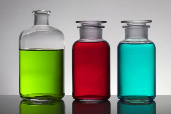 Liquide dans des bouteilles de laboratoire. Laboratoire biochimique scientifique. Liquide coloré . — Photo