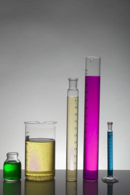 Laboratuvar şişelerinde sıvı. Bilimsel biyokimya laboratuvarı. Renkli sıvı.