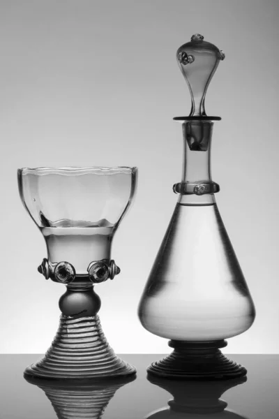 Μεσαίωνας Rummer ποτήρι κρασί και μπουκάλι στο λευκό φόντο. — Φωτογραφία Αρχείου