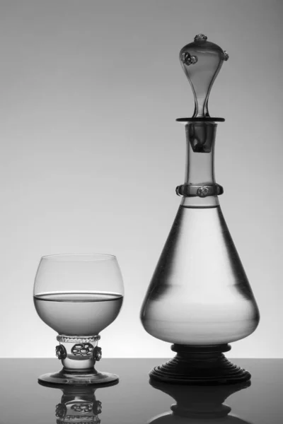 मध्ययुगीन रमेर वाइन ग्लास और सफेद पृष्ठभूमि पर बोतल . — स्टॉक फ़ोटो, इमेज