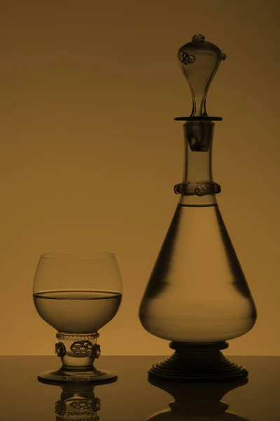 Middelalder rummer vin glas og flaske på den hvide baggrund . - Stock-foto