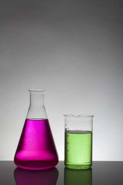 Liquido in bottiglie da laboratorio. Laboratorio biochimico scientifico. Liquido colorato . — Foto Stock