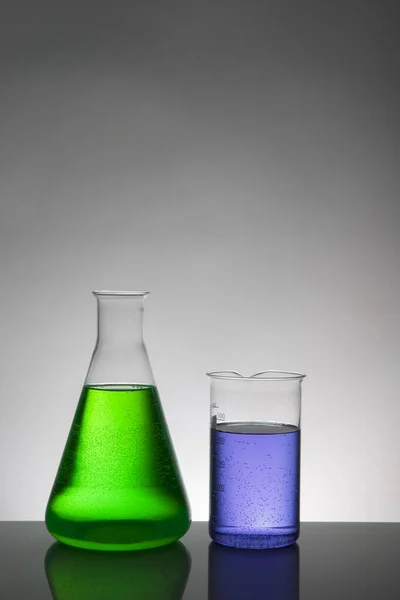 Liquide dans des bouteilles de laboratoire. Laboratoire biochimique scientifique. Liquide coloré . — Photo